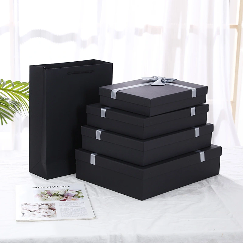 Прямоугольная черная подарочная коробка с крышкой